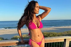 54-летняя ведущая снялась в розовом купальнике