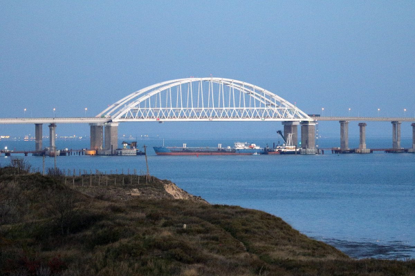 &laquo;Боже мой, бедный наш Крым&raquo;. Тысячи авто и 8 часов в очереди: у Крымского моста образовалась рекордная пробка. Что там творится?