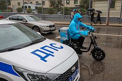 Депутат предложил запретить наркодилерам работать курьерами