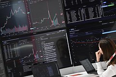 Экономист раскрыл влияние падения нефтяных цен на рубль