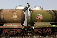 Индия резко нарастила закупки нероссийской нефти под давлением Трампа