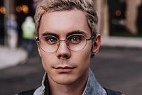 &laquo;Как будто мозг почесали&raquo;. Повсюду в интернете &mdash; дикий огурец. Что значат эти странные мемы и почему их так полюбили?