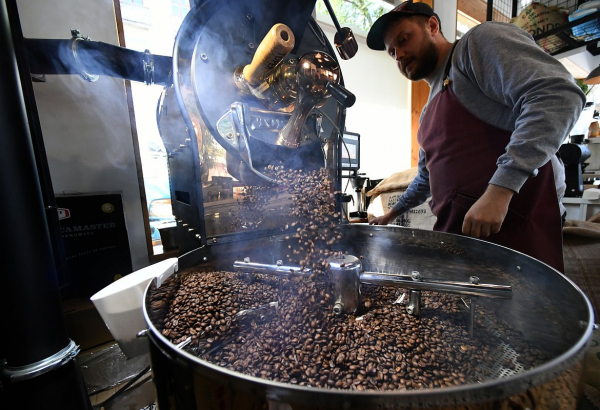 Люди по всему миру решили экономить на кофе. Что заставило их на это пойти?