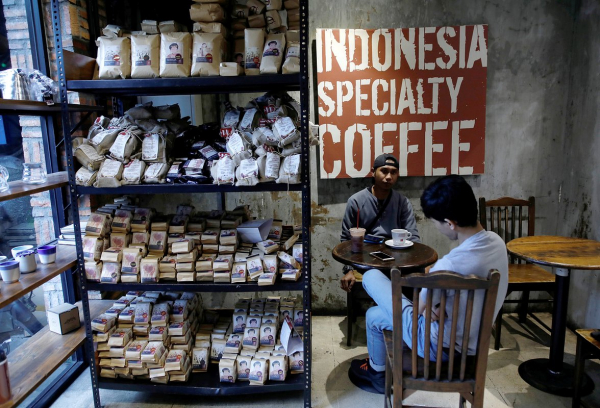 Люди по всему миру решили экономить на кофе. Что заставило их на это пойти?