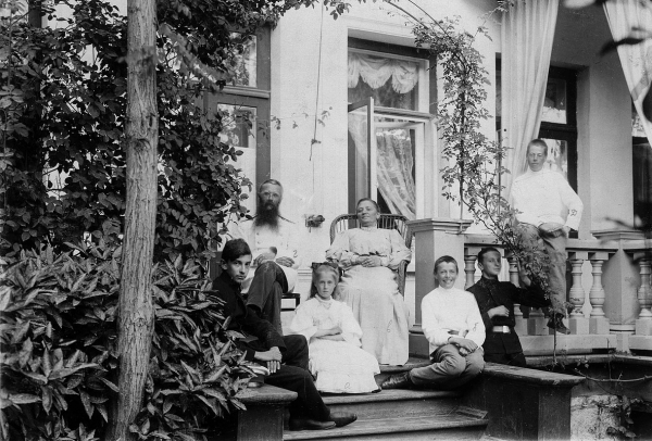 Молодые россияне бросились скупать дачи. Почему они внезапно полюбили их?