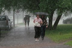 Москвичей предупредили о субтропических ливнях с грозой