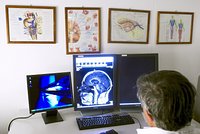 Мужчина вступил в схватку с аллигатором и вытащил его из бассейна