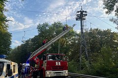 На российском курорте оборвалась канатная дорога, пострадали 12 человек, в том числе дети. Кресла полетели вниз вместе с людьми