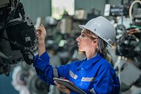 Названы высокооплачиваемые рабочие профессии в России в 2025 году