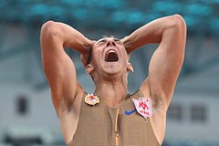 Побившего рекорд России легкоатлета увезли на коляске