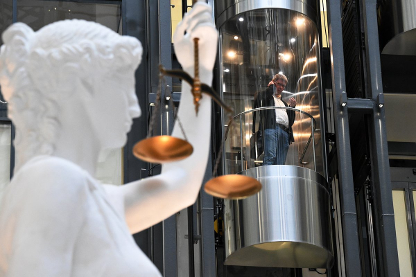 Россиянам станет сложнее судиться. Почему услуги адвокатов в стране подорожают в разы?