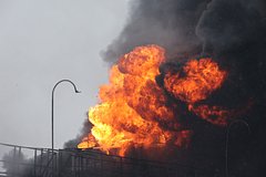 Румыны через границу сняли крупный пожар после атаки беспилотников в Одесской области