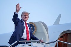 Трампа уличили в приостановке санкций против России