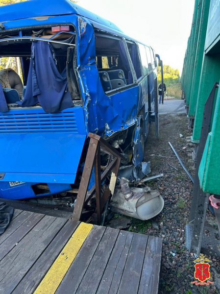 В Ленобласти грузовой поезд протаранил на железнодорожном переезде автобус с пассажирами. Что об этом известно?