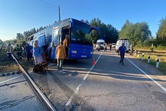 В Ленобласти грузовой поезд протаранил на железнодорожном переезде автобус с пассажирами. Что об этом известно?