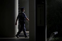 Замначальника отдела полиции снял видео у девушки под юбкой и попался