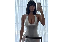 Жена Канье Уэста показала грудь в откровенном боди