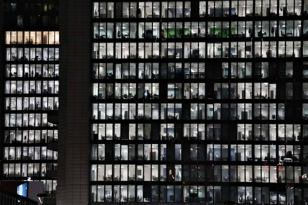 Сотрудники по всему миру имитируют бурную деятельность. Как компании теряют из-за них миллионы долларов?