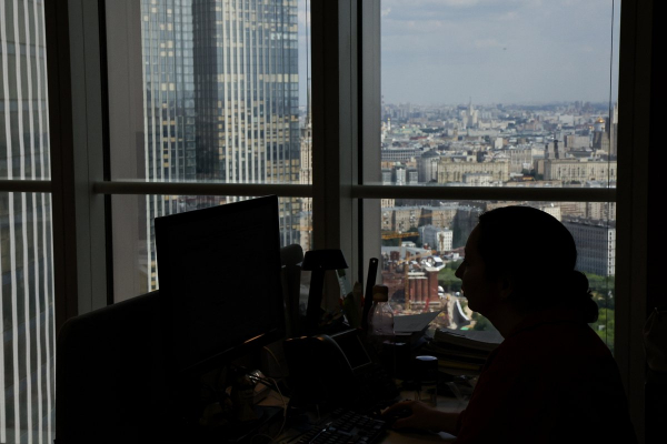 Сотрудники по всему миру имитируют бурную деятельность. Как компании теряют из-за них миллионы долларов?