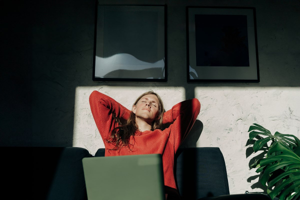 Сотрудники по всему миру имитируют бурную деятельность. Как компании теряют из-за них миллионы долларов?