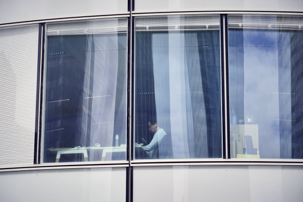 Сотрудники по всему миру имитируют бурную деятельность. Как компании теряют из-за них миллионы долларов?