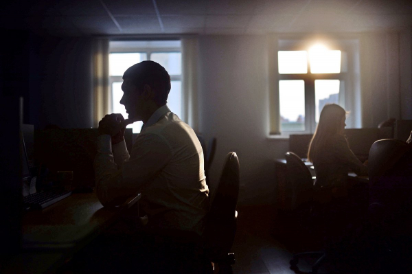 Сотрудники по всему миру имитируют бурную деятельность. Как компании теряют из-за них миллионы долларов?