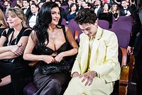 44-летняя Ким Кардашьян в бикини показала роскошный гардероб