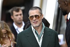 61-летнего Брэда Питта обругали за моложавую внешность