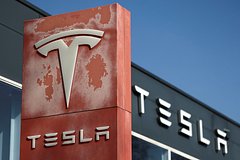 Акции Tesla отыграли почти половину грандиозного падения