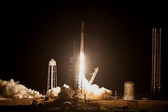 Американский корабль с российским космонавтом пристыковался к МКС