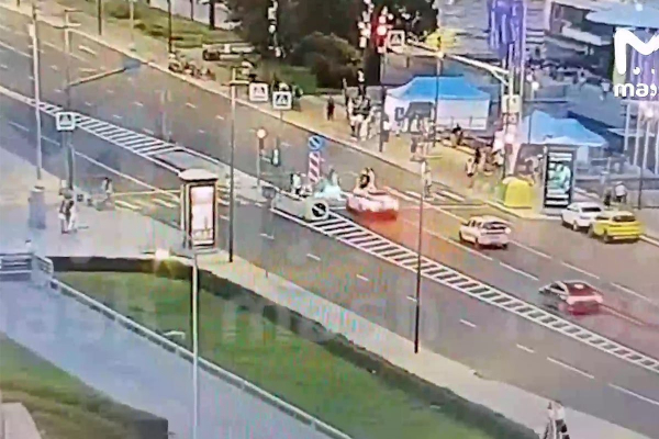 Автомобиль влетел в толпу пешеходов в Москве и скрылся с места ДТП. Момент аварии попал на видео