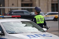 Автомобиль влетел в толпу пешеходов в Москве и скрылся с места ДТП. Момент аварии попал на видео