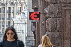 Банк России опустил курсы доллара и евро