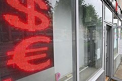 Банк России понизил курсы доллара и евро