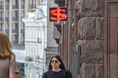 Банк России повысил курс доллара