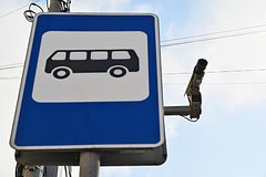 Барную скамейку поставили на автобусной остановке в российском городе