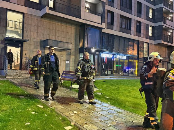 Беспилотники совершили налет на Подмосковье. Один из дронов попал в многоэтажку, в сеть попали кадры пожара