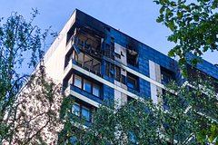 Беспилотники совершили налет на Подмосковье. Один из дронов попал в многоэтажку, в сеть попали кадры пожара