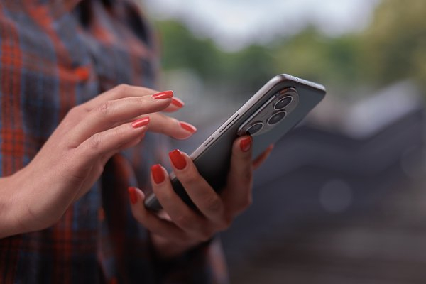 Без подзарядки, задержек и размытых кадров. Как HONOR 400 Pro задает новые стандарты смартфона для активной жизни