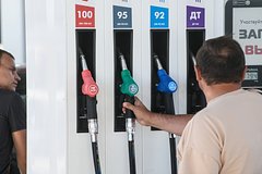 Биржевые цены на бензин в России упали