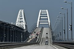 Больше тысячи машин скопились в очереди на Крымском мосту