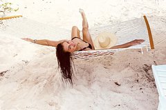 Брук Шилдс похвасталась фигурой в купальнике в честь 60-летия