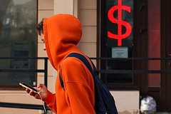 ЦБ понизил официальный курс доллара