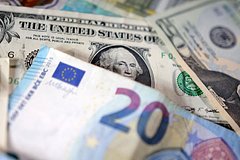 ЦБ заметно поднял курсы доллара и евро