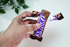 Две сети магазинов в России перестанут торговать батончиками Snickers и Twix