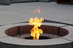 Двое россиян на электросамокатах пожарили хлеб на Вечном огне и уехали