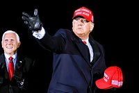 &laquo;Это больше подходит России и Северной Корее&raquo;. Трамп устроит парад в день рождения. Почему ему грозят многомиллионными протестами?
