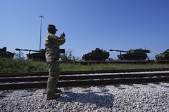 &laquo;Это больше подходит России и Северной Корее&raquo;. Трамп устроит парад в день рождения. Почему ему грозят многомиллионными протестами?
