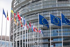 Евросоюзу предрекли заключение невыгодной сделки по торговле с США