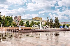 Фонтан в российском городе посадили за решетку